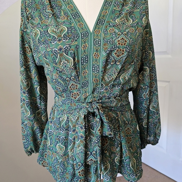 Max Studio | Medium | Green Paisley Clinched Tie Waisted Top - Picture 2 of 13